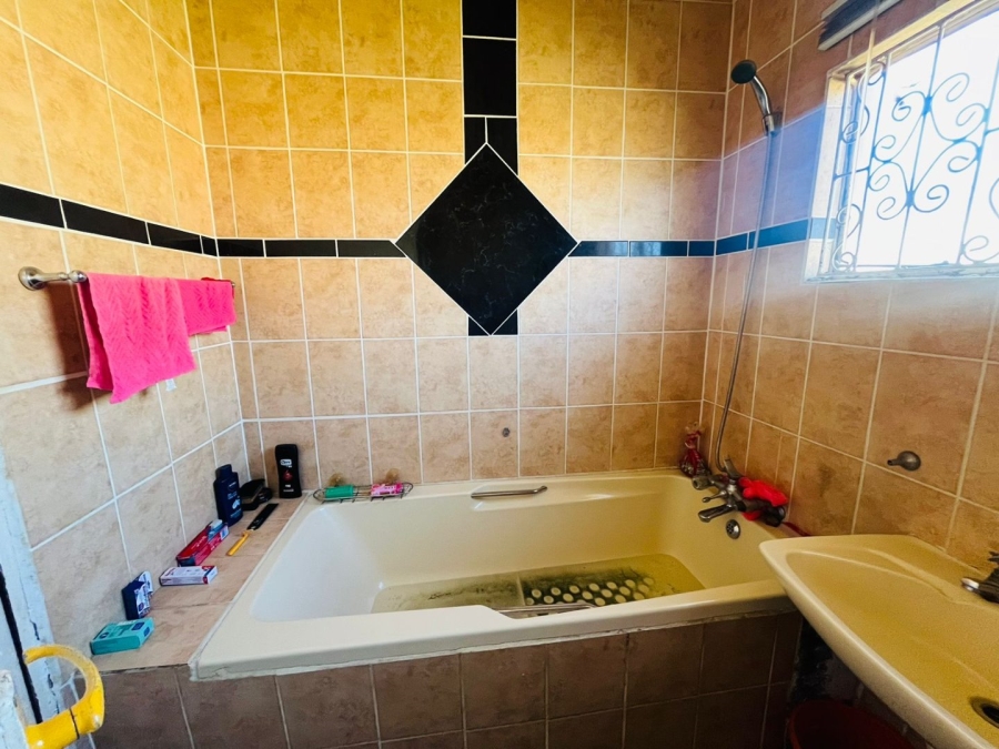 3 Bedroom Property for Sale in Molifi Tau Kloof Free State